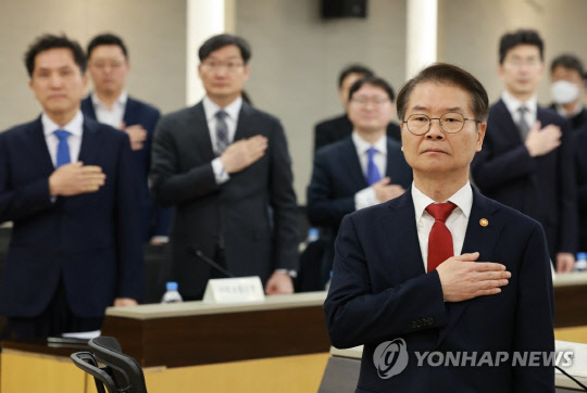 이정식 고용노동부 장관이 6일 노동개혁 추진 점검 회의에 참석해 국기에 대한 경례를 하고 있다. 연합뉴스